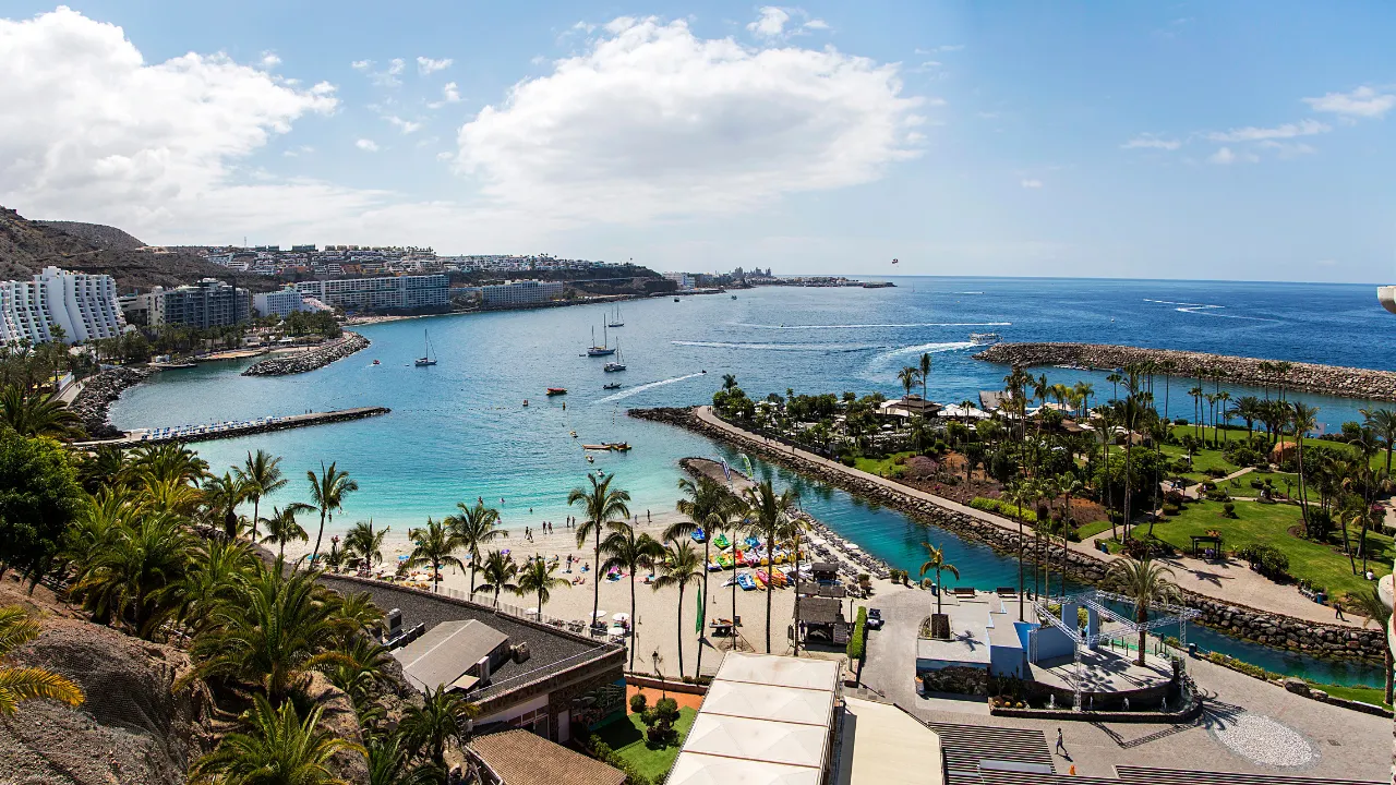Boulevard van Mogán op Gran Canaria vanuit vogelperspectief
