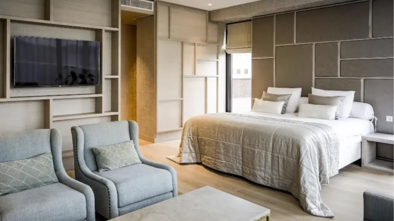 Ruime slaapkamer van hotel Van Der Valk met natuurtinten