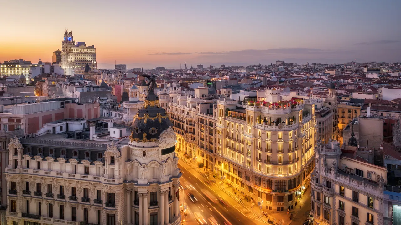 Vogelperspectief van winkelstraat in de avond met straat verlicht door lichtjes in de stad