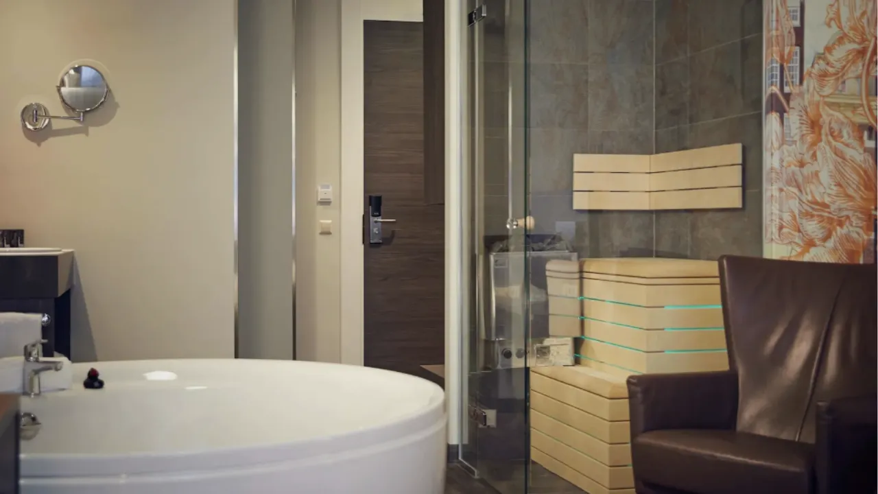 Bubbelbad met sauna in hotelkamer van Inntel Hotels Amsterdam Centre