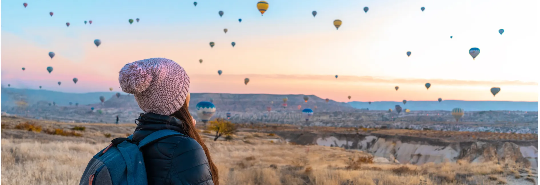 Vrouw die kijkt naar luchtballonnen in Turkije