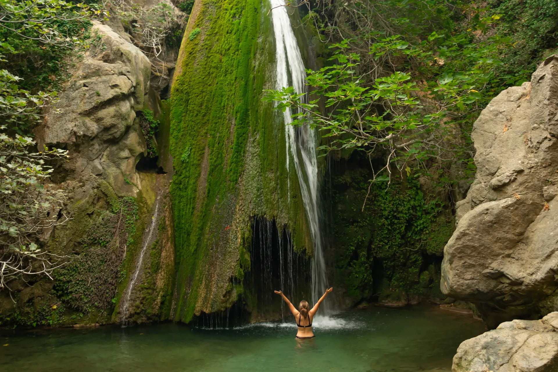 Vrouw badend onder een waterval in de Richtis kloof