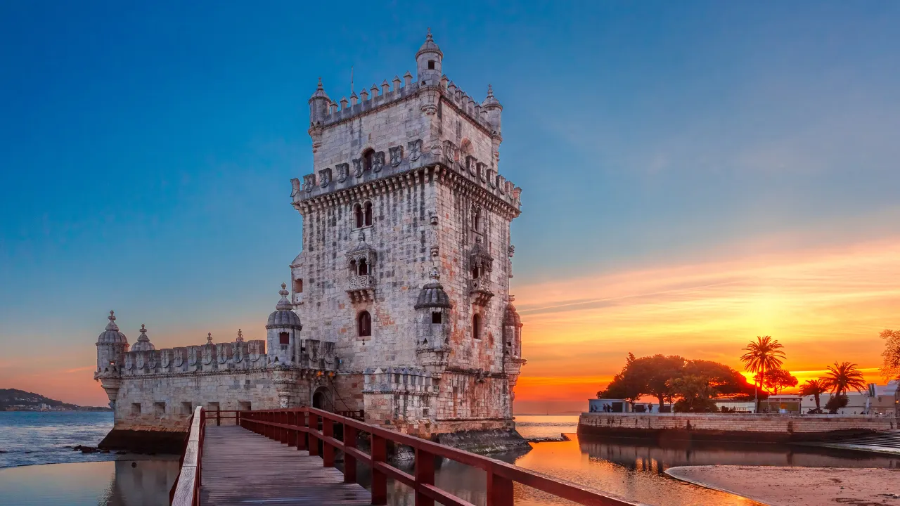Belém toren in Lissabon met ondergaande zon op de achtergrond