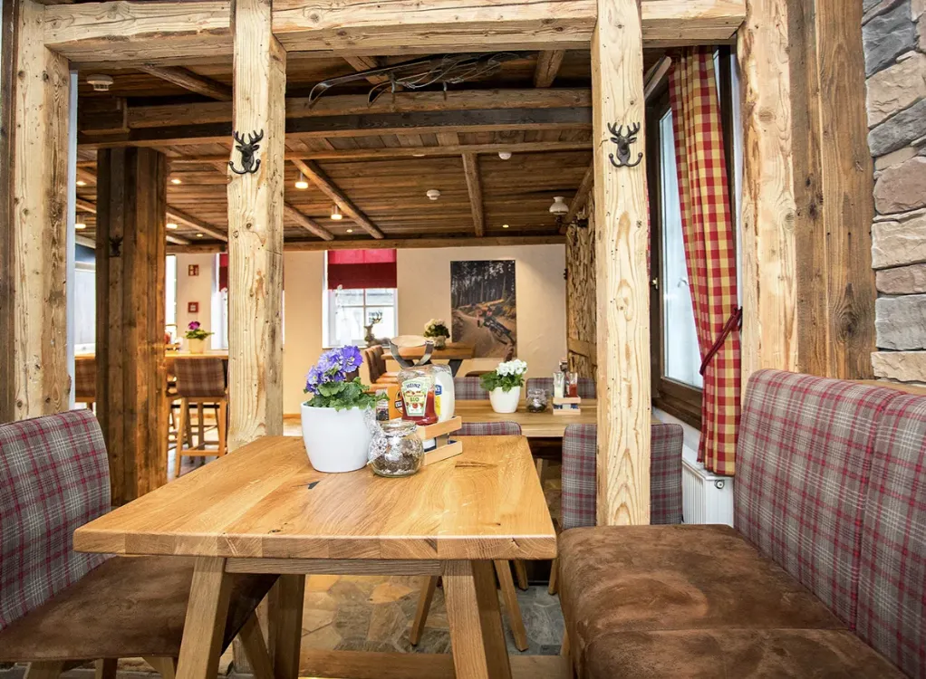 Traditionele Oostenrijke inrichting van twee bankjes en een eettafel