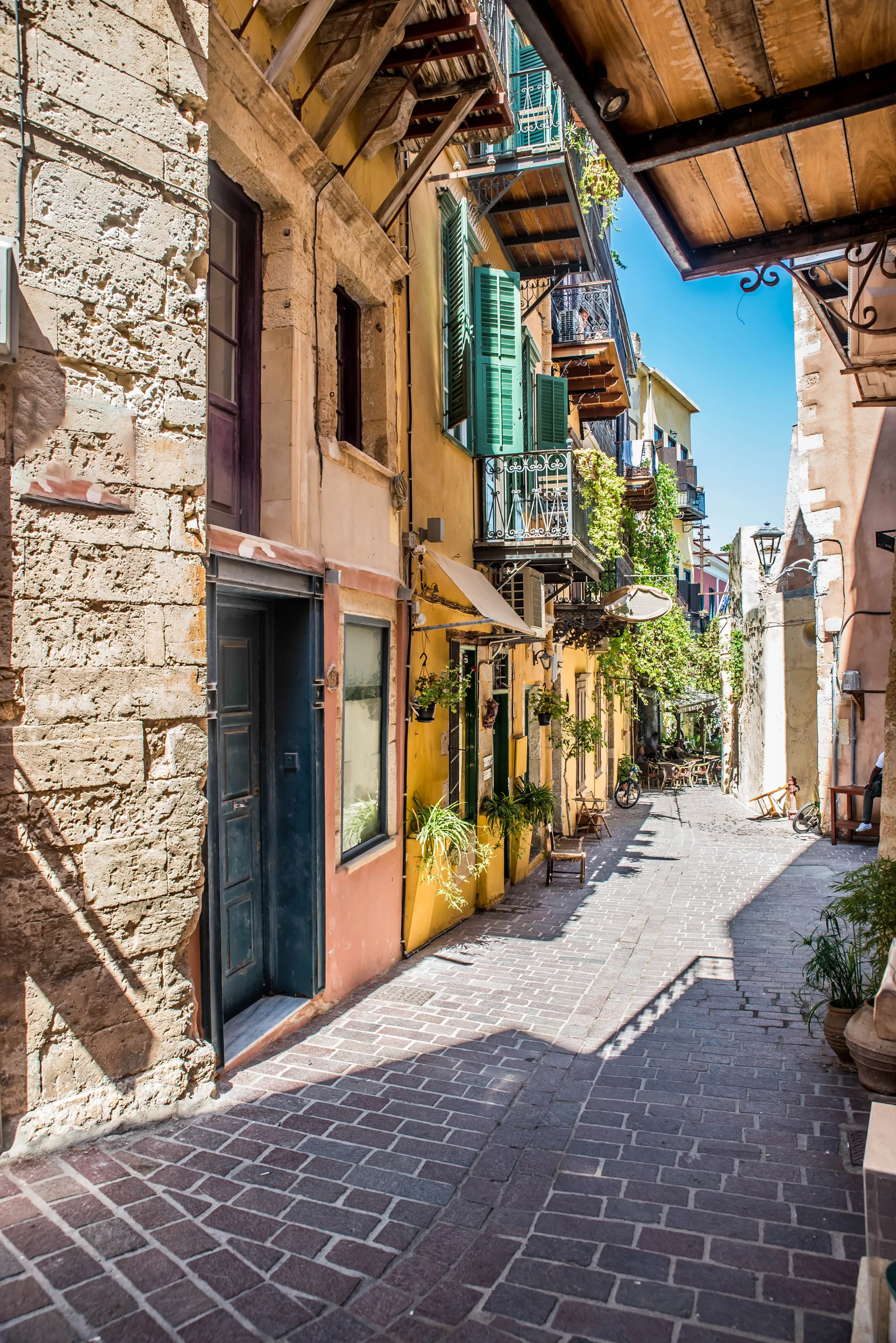 De steegjes van de oude stad Chania op een mooie zomerdag op Kreta