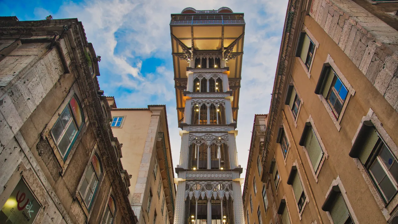 Elevador de Santa Justa in Lissabon vanuit onder