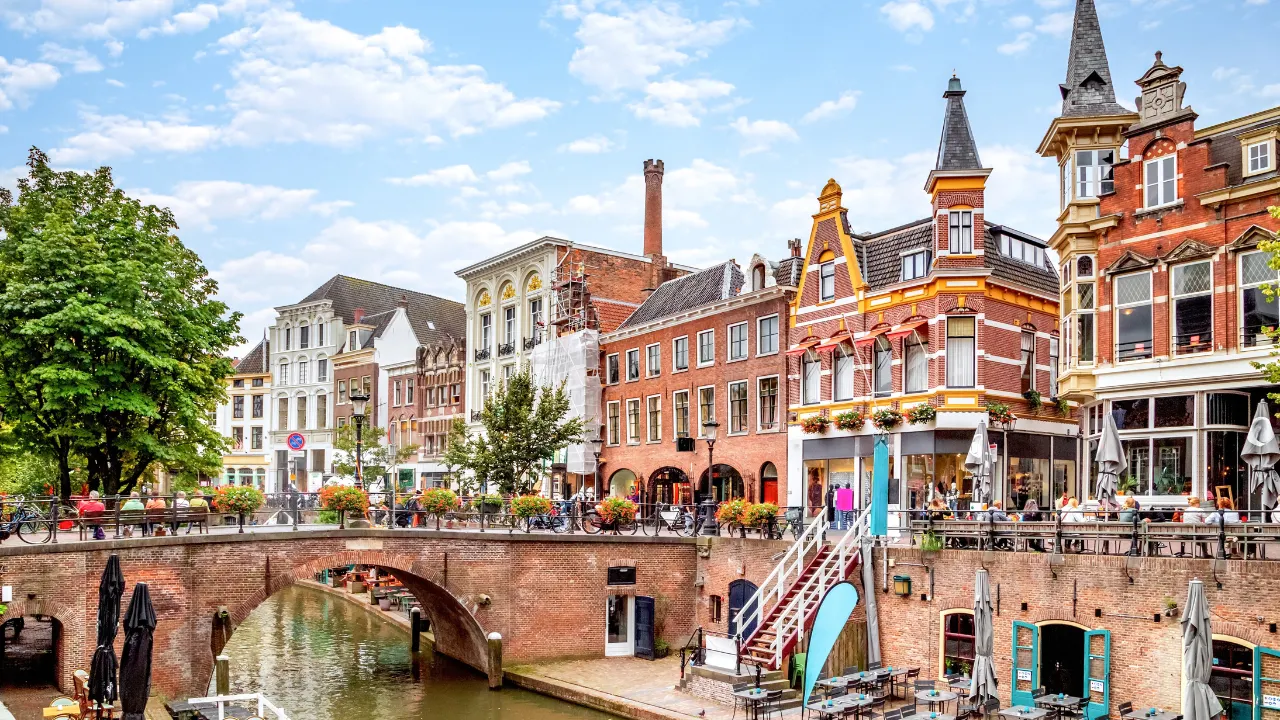 Stad Utrecht met brug die centrum in ging over gracht