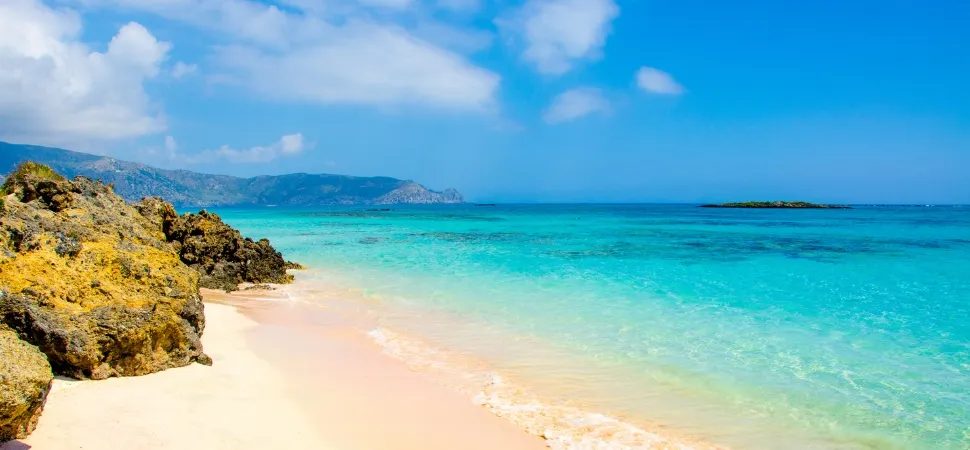 Zandstrand op Kreta, heldere zee rechts
