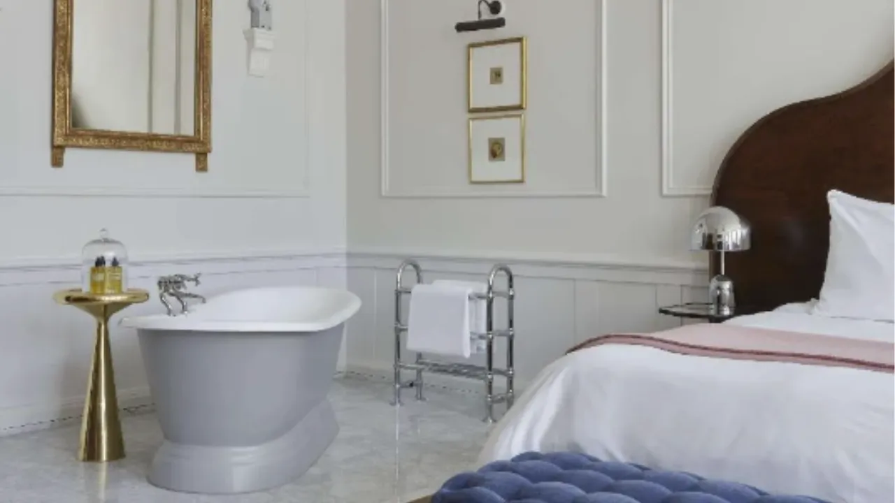 Bubbelbad naast bed in hotelkamer Pulitzer Amsterdam 