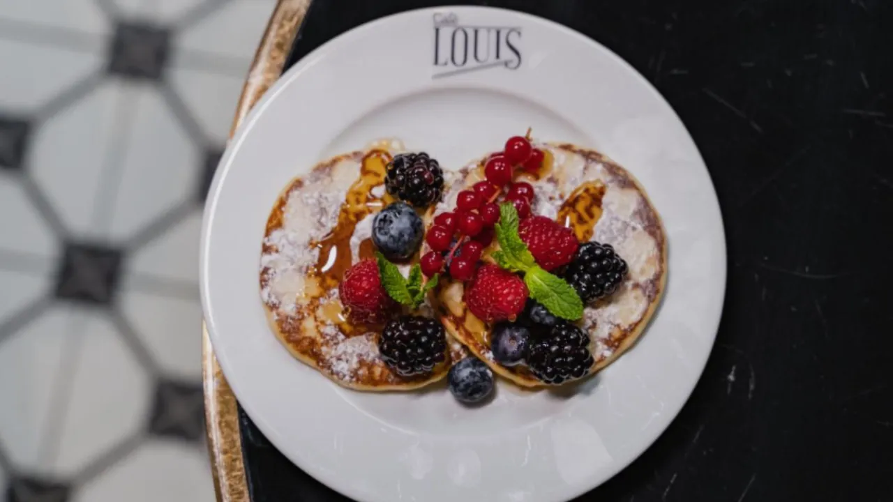 Pancakes op een bord met fruit 