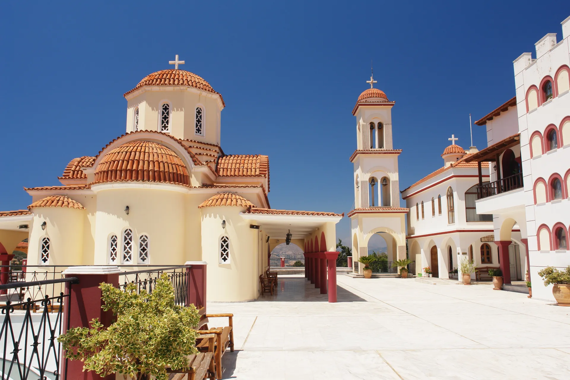 Spili-klooster op Kreta. Lichtgekleurde gebouwen met betegelde koepels en kruisen op de daken