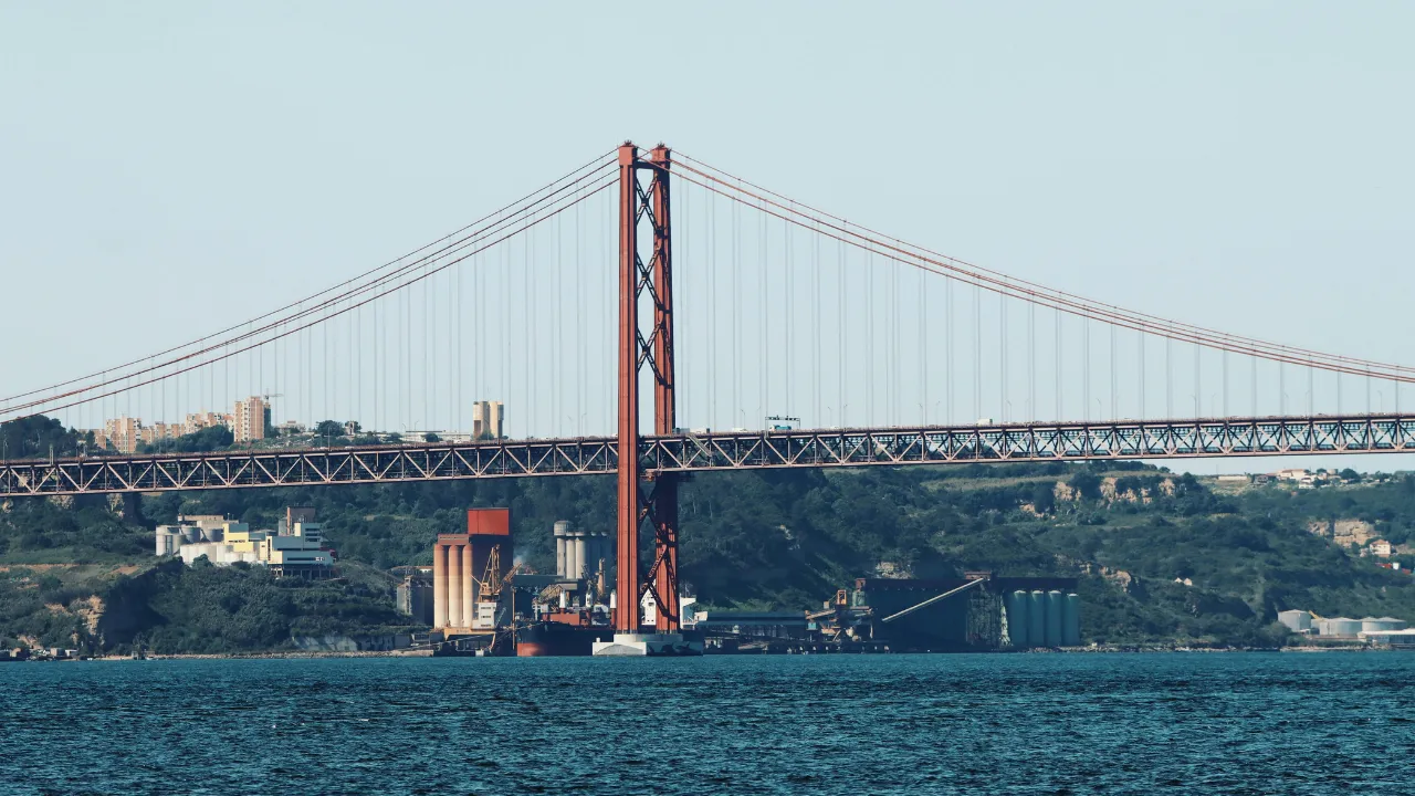 Ponte 25 de Abril, rode brug over het water van afstand