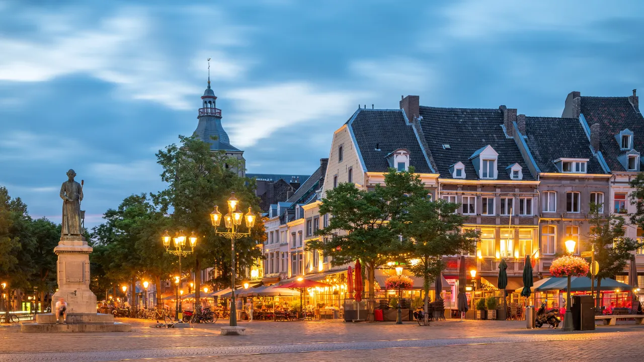 Centrum van Maastricht met restaurant in de avond met lichtjes op de terrassen