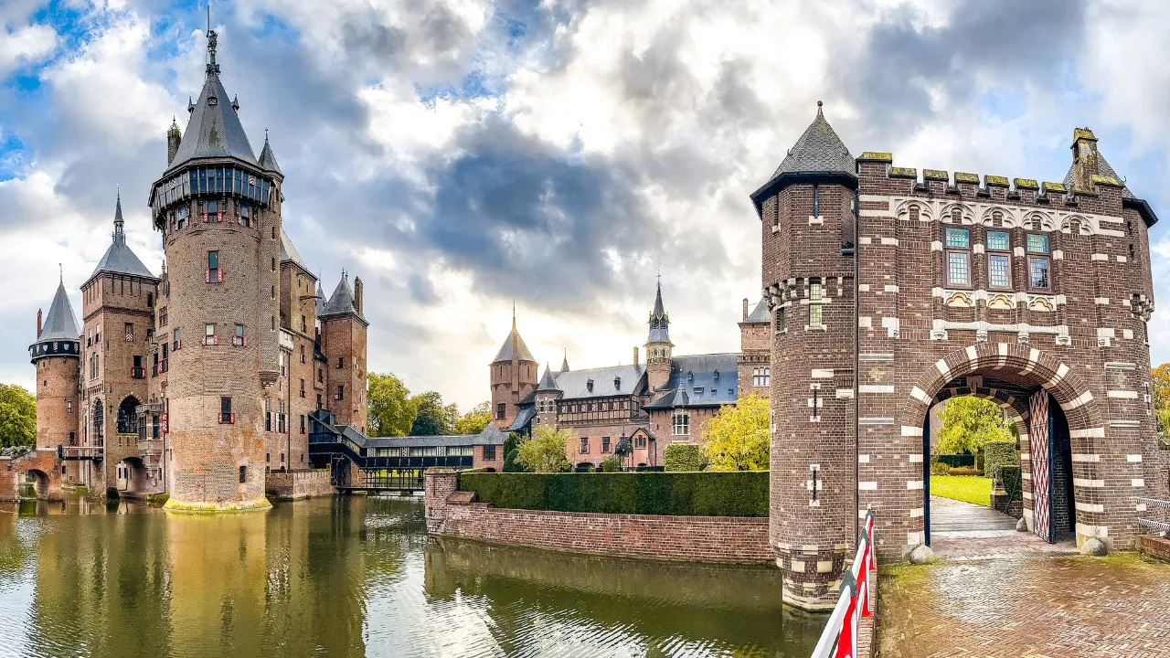 Kasteel de Haar vanaf de poort