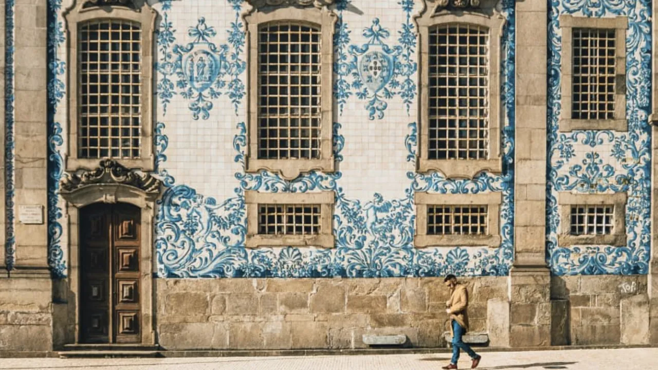 Blauw wit geschilderd gebouw met meneer die erlangs wandelt