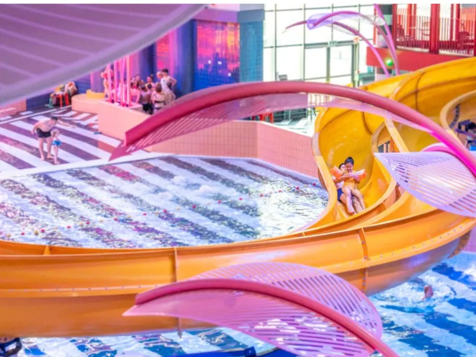 Glijbanen in groot waterpark