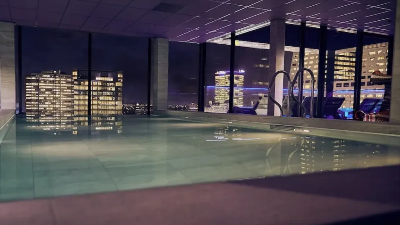 Zwembad met uitzicht over de stad in Inntel Hotels Utrecht Centre