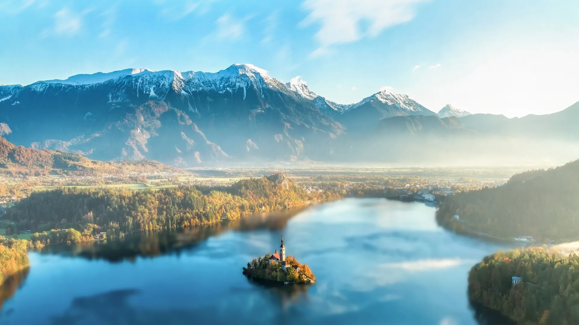 Uitzicht over het natuurlandschap van Slovenie met lage zon en bergen op de achtergrond