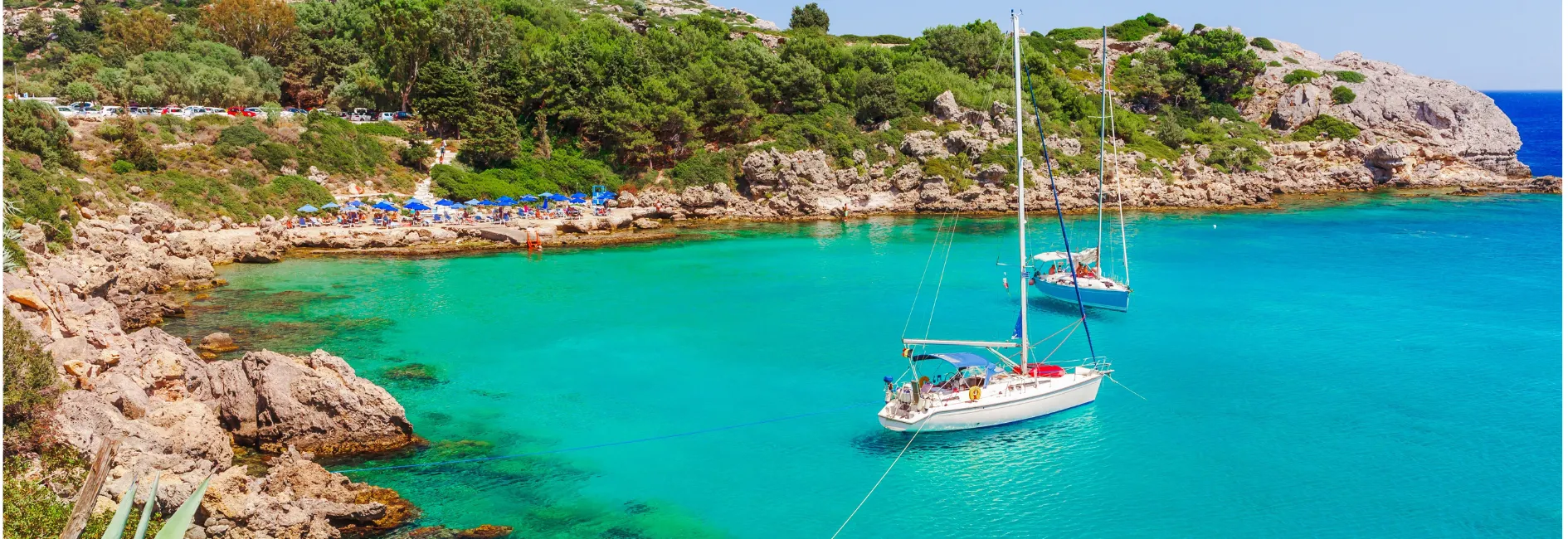 Twee zeilboten in helderblauw water op Rhodos