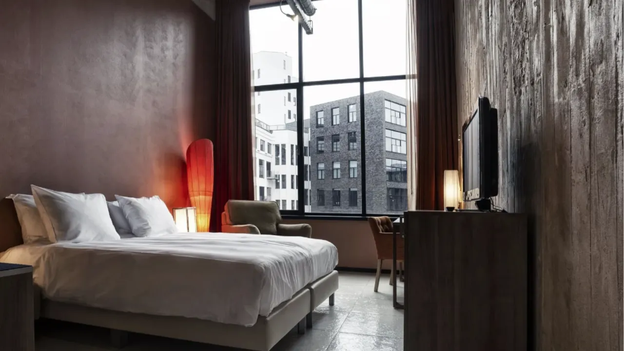 Slaapkamer van Art Eindhoven met bruin/rode details