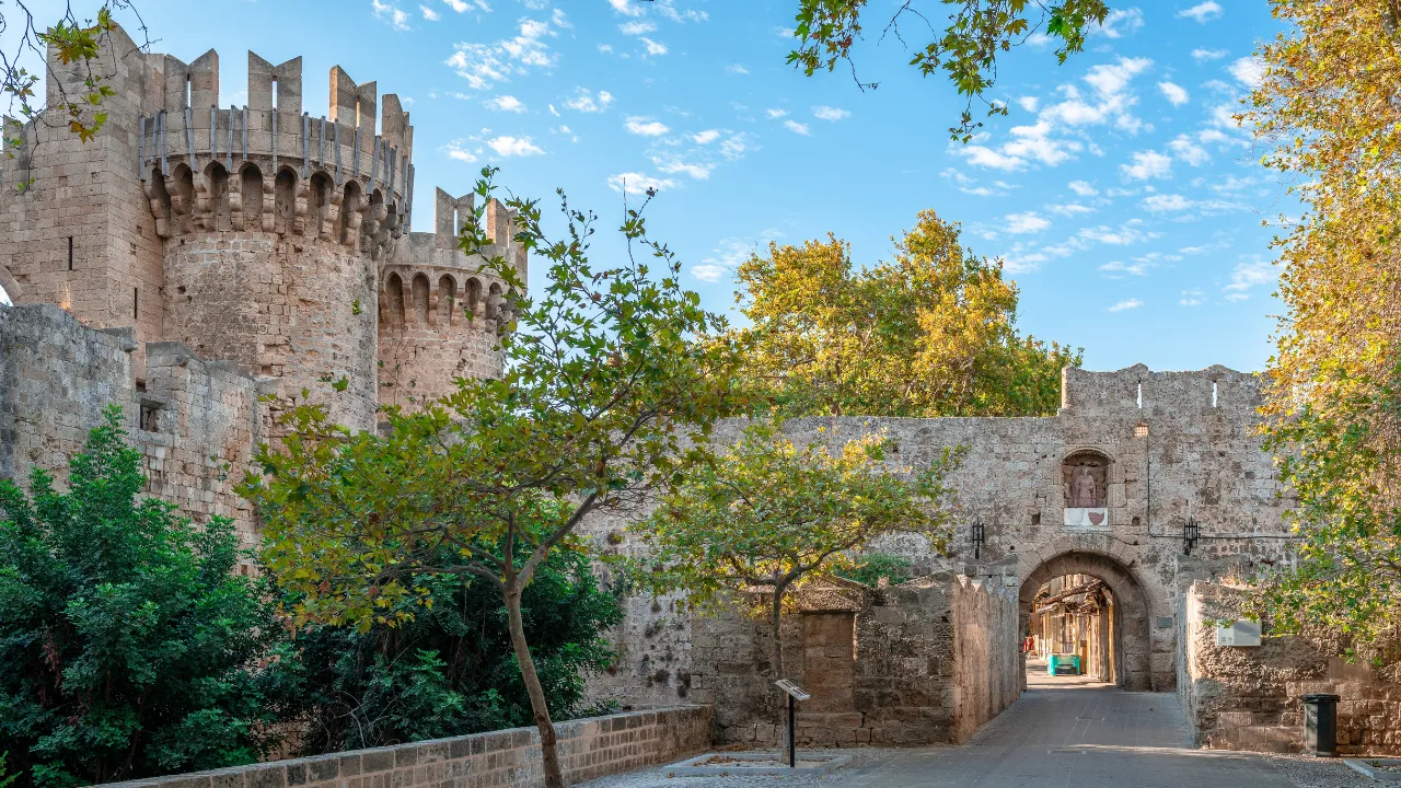 Kasteel op Rhodos close up met bomen beschut