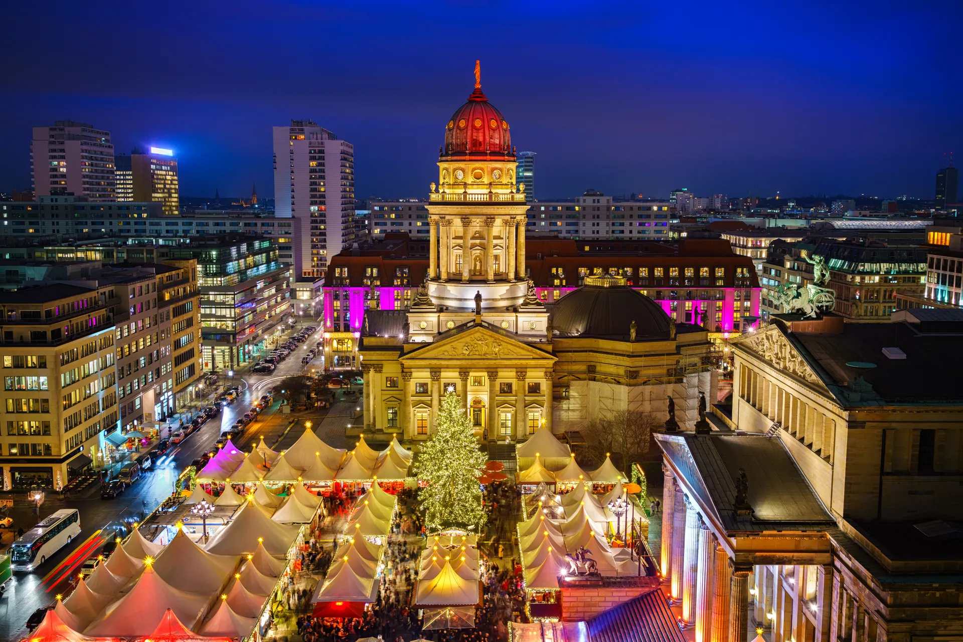 Kerstmarkt op groot plein met veel ledverlichting en kerstversiering