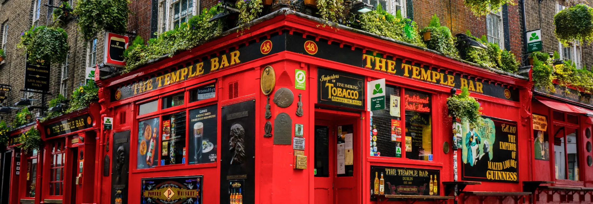 Bar met rode voorgevel met emblemen op de voorkant