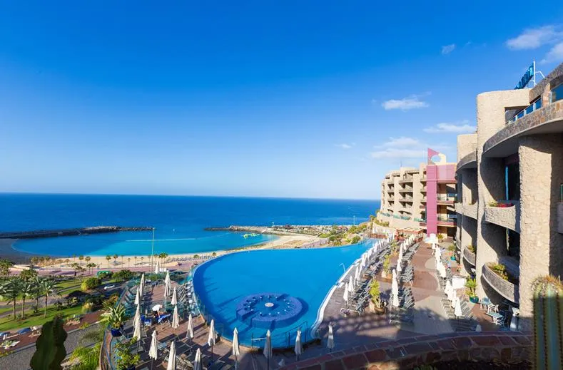 Dit hotel, ideaal voor strandvakantiegangers en gezinnen, bevindt zich nog geen 5 minuten van het zandstrand verwijderd, in Playa Amadores, het centrum van Playa Amadores met zijn toeristische highlights is na circa 3 km te bereiken.