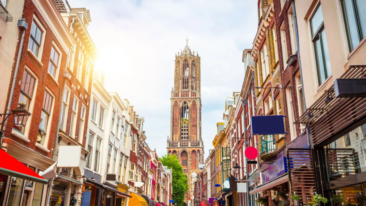 Winkelstraat in Utrecht met op de achtergrond de domtoren