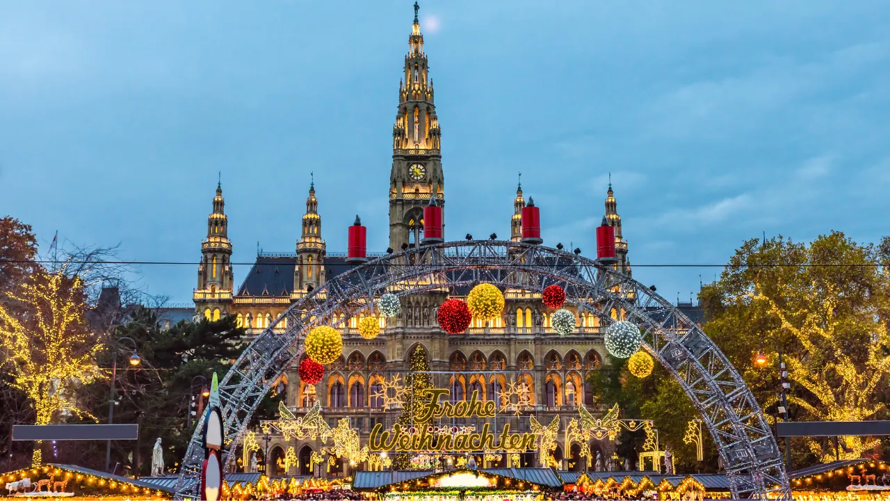 Grote boog met kerstversiering met grote kerk op achtergrond
