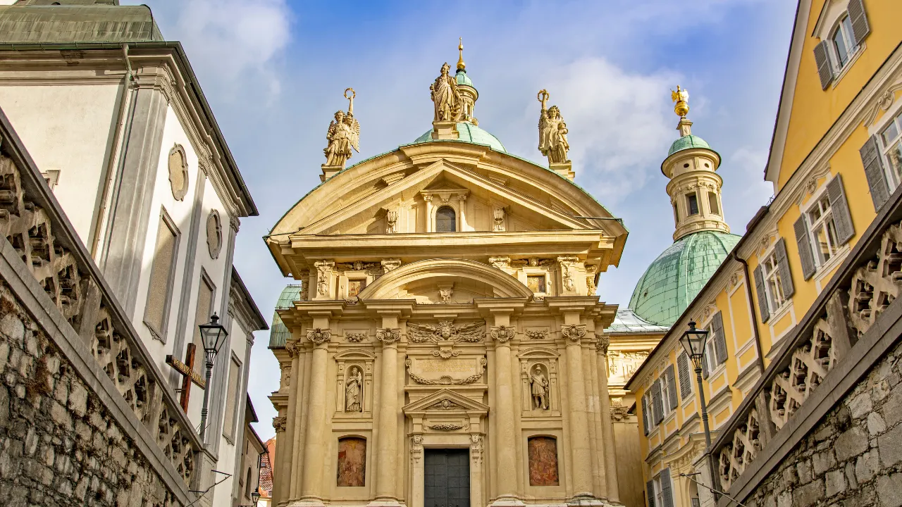 Kerk met gele stenen en blauwe details